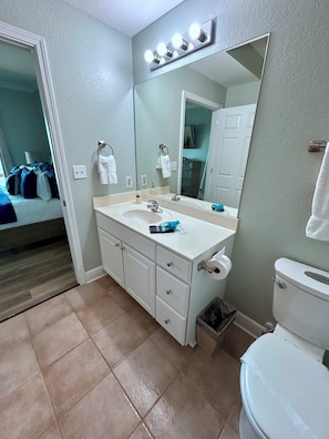 Sèche-cheveux, serviettes fournies, savon, shampoing