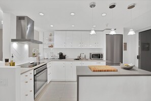 Réfrigérateur, four à micro-ondes, un four, surface de cuisson