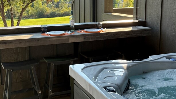 Kylpytynnyri, josta avautuu näkymä vehreään maisemaan ikkunan kautta.