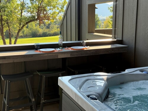 Eden Escape Pt103 | Hot Tub | Ski & Snowboard Base