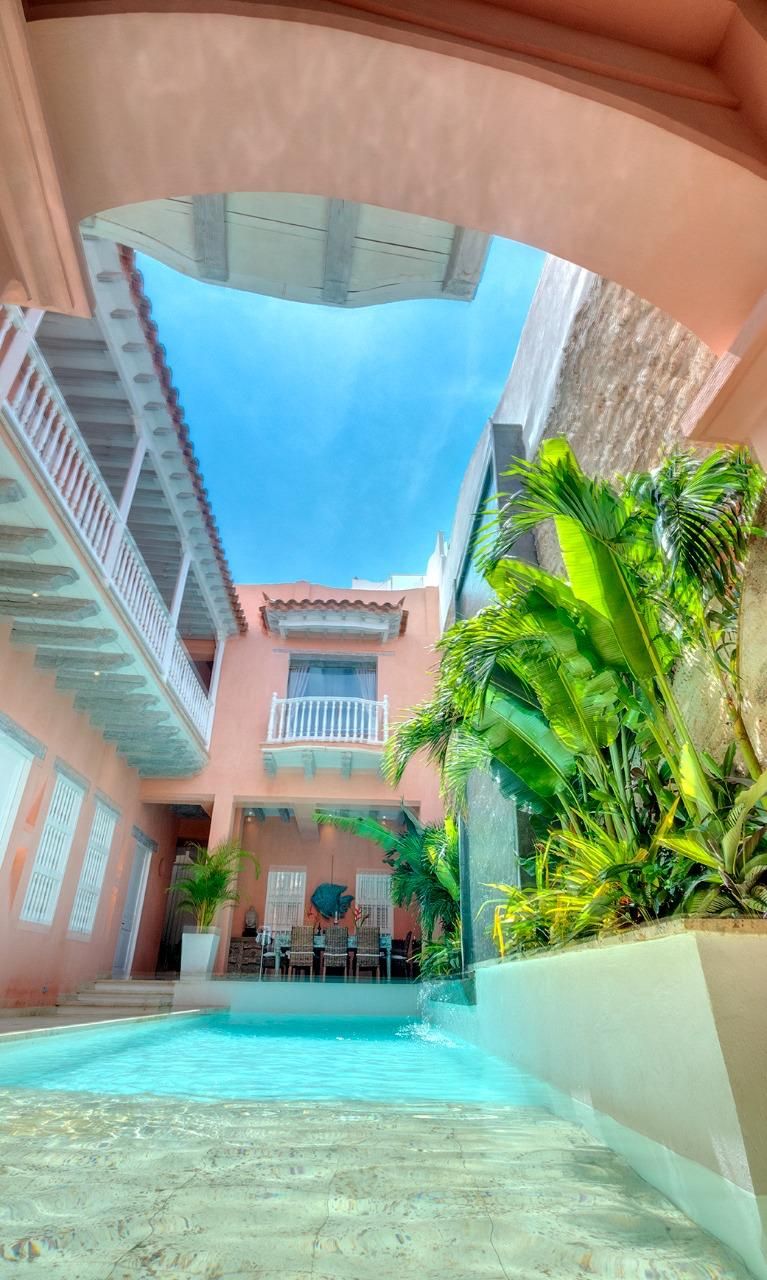 Un espace piscine offrant une vue dégagée sur le ciel, un balcon et une végétation luxuriante.