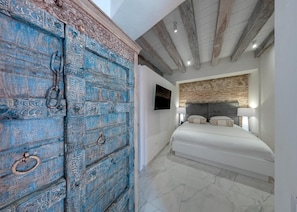 Premium bedding, in-room safe, free WiFi, bed sheets