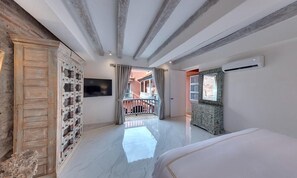 Premium-Zimmer, Balkon, Blick auf den Innenhof | Hochwertige Bettwaren, Zimmersafe, kostenloses WLAN, Bettwäsche