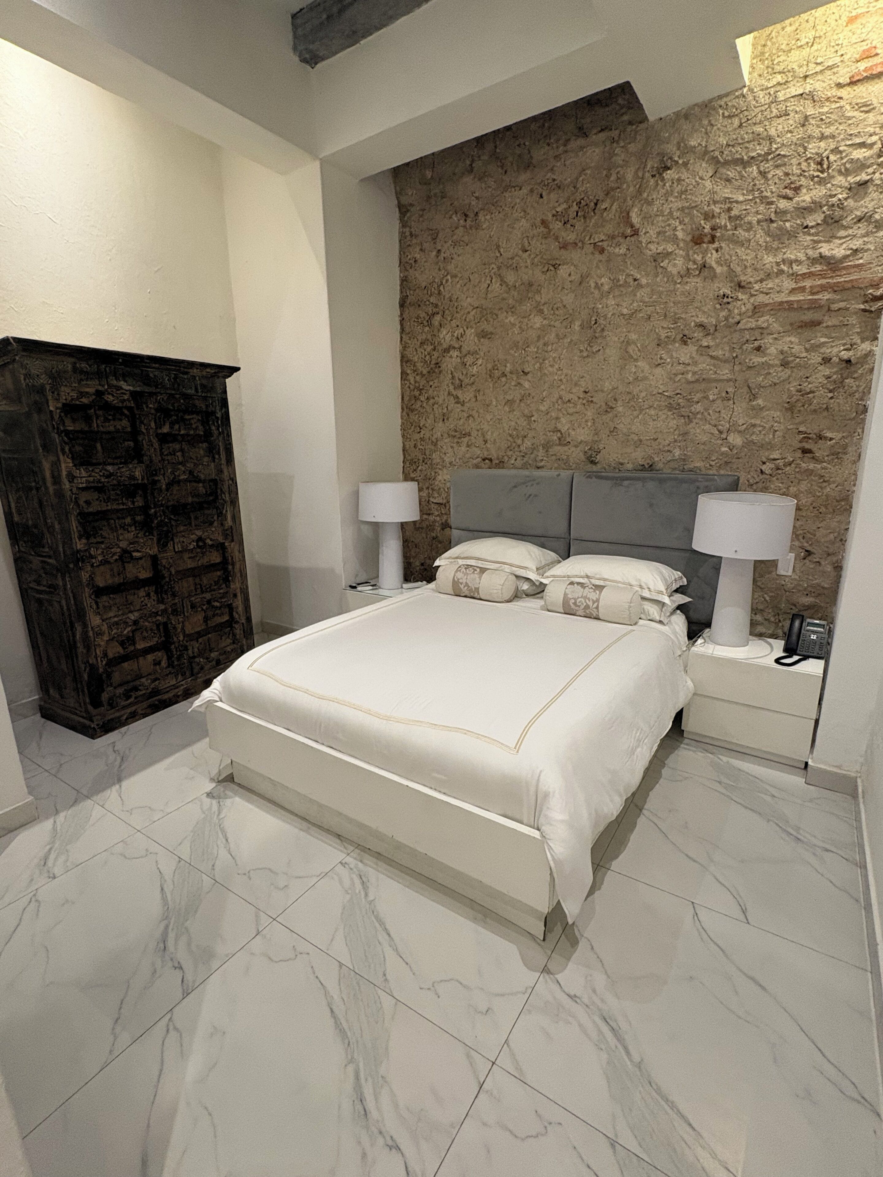 Habitación estándar doble | Ropa de cama de alta calidad, caja fuerte, wifi gratis y ropa de cama