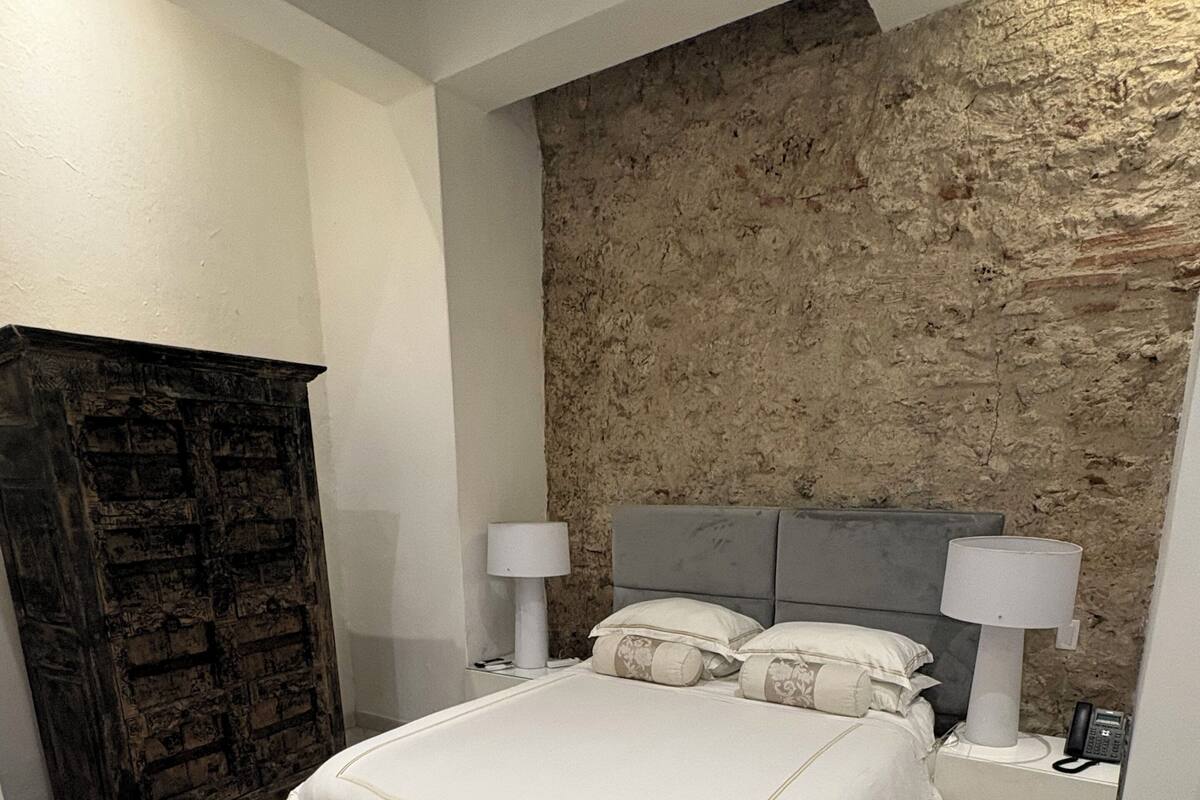 Habitación estándar doble | Ropa de cama de alta calidad, caja fuerte, wifi gratis y ropa de cama