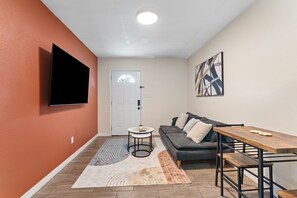 Living area - 4 Miles From Downtown Tampa A (Tampa)