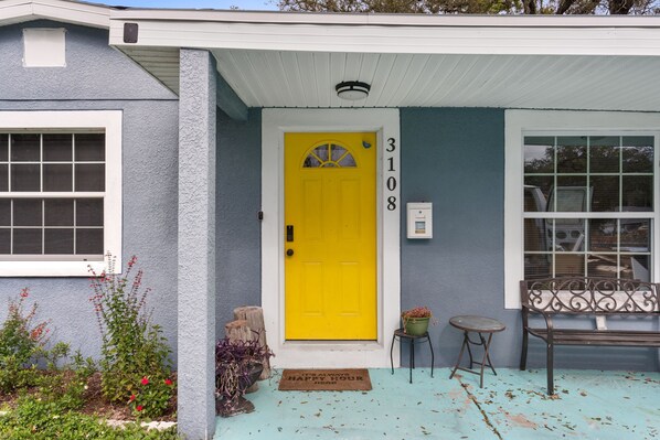 Exterior detail - 4 Miles From Downtown Tampa A (Tampa)