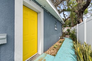 Exterior detail - 4 Miles From Downtown Tampa A (Tampa)