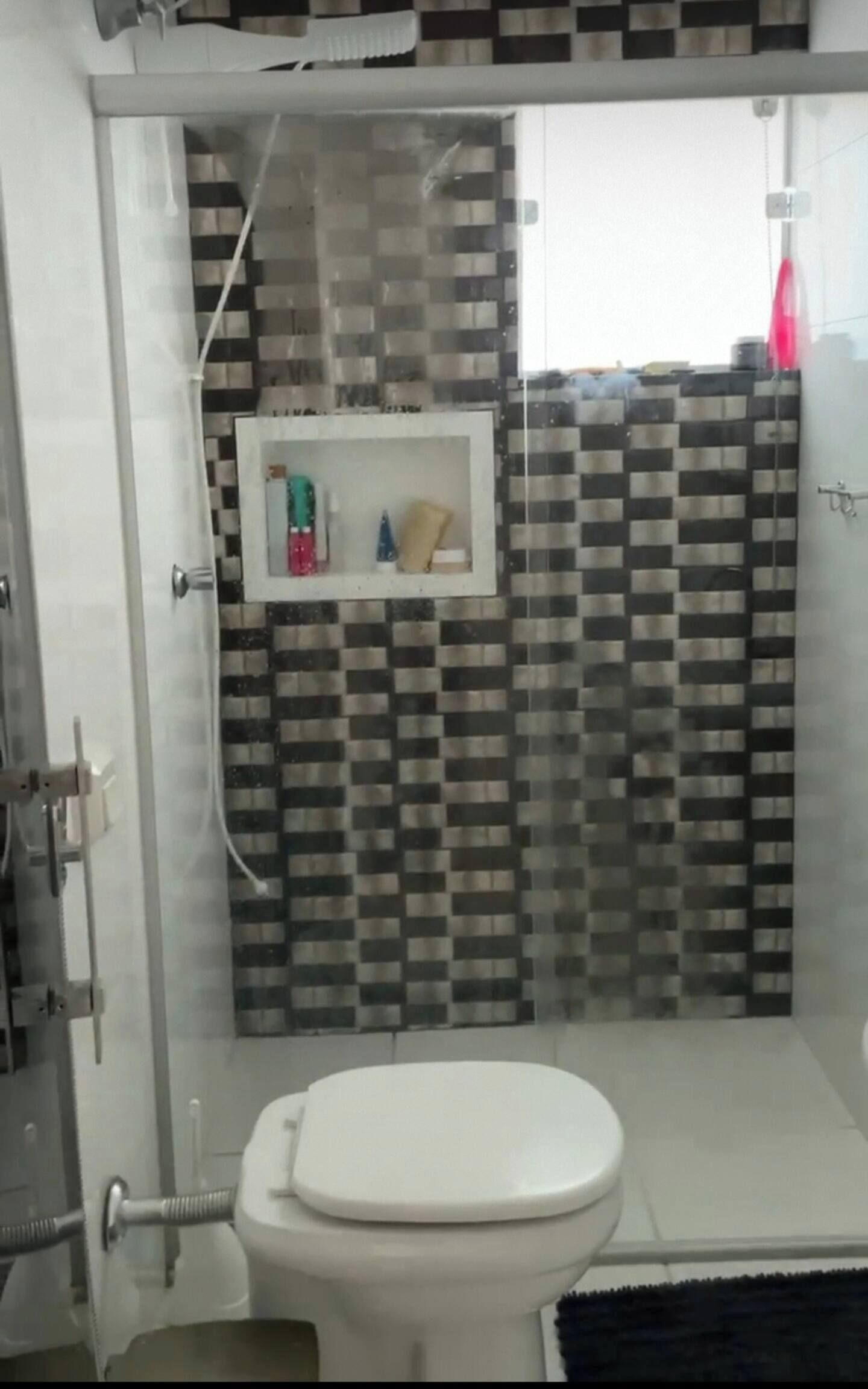 Secador de cabelo, toalhas de banho, sabonete, papel higiênico