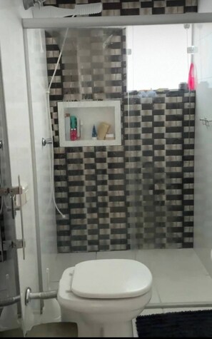 Haartrockner, Handtücher, Seife, Toilettenpapier