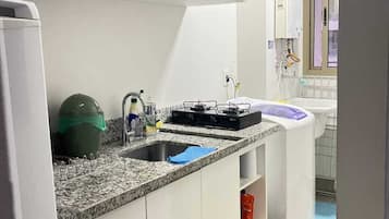 KĂŒhlschrank, Herdplatte, Wasserkocher mit Kaffee-/Teezubehör