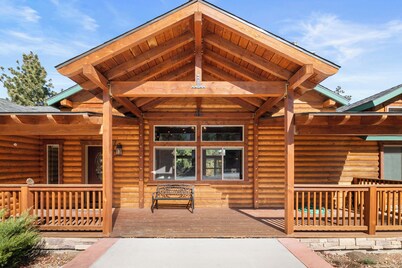 NEW HOME - HUGE GREAT ROOM, 2 MASTER SUITES, SPA, PACMAN. ALL 5 STAR REVIEWS! 