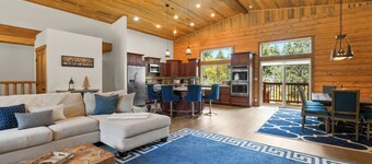 NEW HOME - HUGE GREAT ROOM, 2 MASTER SUITES, SPA, PACMAN. ALL 5 STAR REVIEWS! 