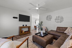 House, Multiple Beds, Kitchen, City View (508 Trudy Ln) | Living area