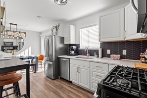 Hus - flere senge - køkken - byudsigt (508 Trudy Ln) | Privat køkken | Kaffe-/temaskine