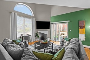 Maison, plusieurs lits, patio, vue ville | Coin séjour