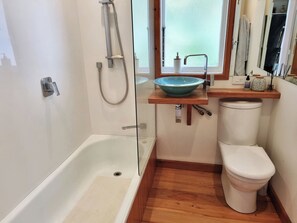Shower, hair dryer, towels, soap - Views, art, comfort, charming house in Nelson. Deck, beautiful garden and lounge (Nelson)
