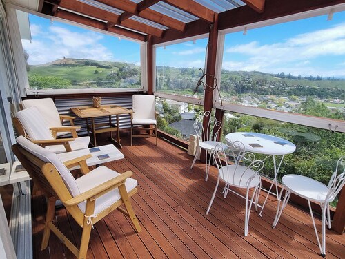 Views, art, comfort, charming house in Nelson. Deck, beautiful garden and lounge