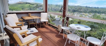 Views, art, comfort, charming house in Nelson. Deck, beautiful garden and lounge