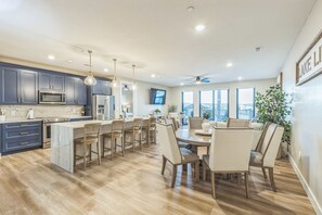 Apartment, Mehrere Betten, Poolzugang, Poolblick | 3 Schlafzimmer, individuell dekoriert, individuell eingerichtet