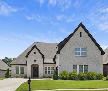 外観. Spacious 4 BR House, w/game room in Auburn- 2.5 miles from AU Stadium- Homestay