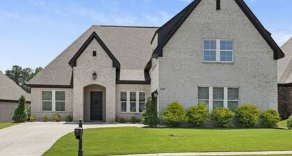 Spacious 4 BR House, w/game room in Auburn- 2.5 miles from AU Stadium- Homestay