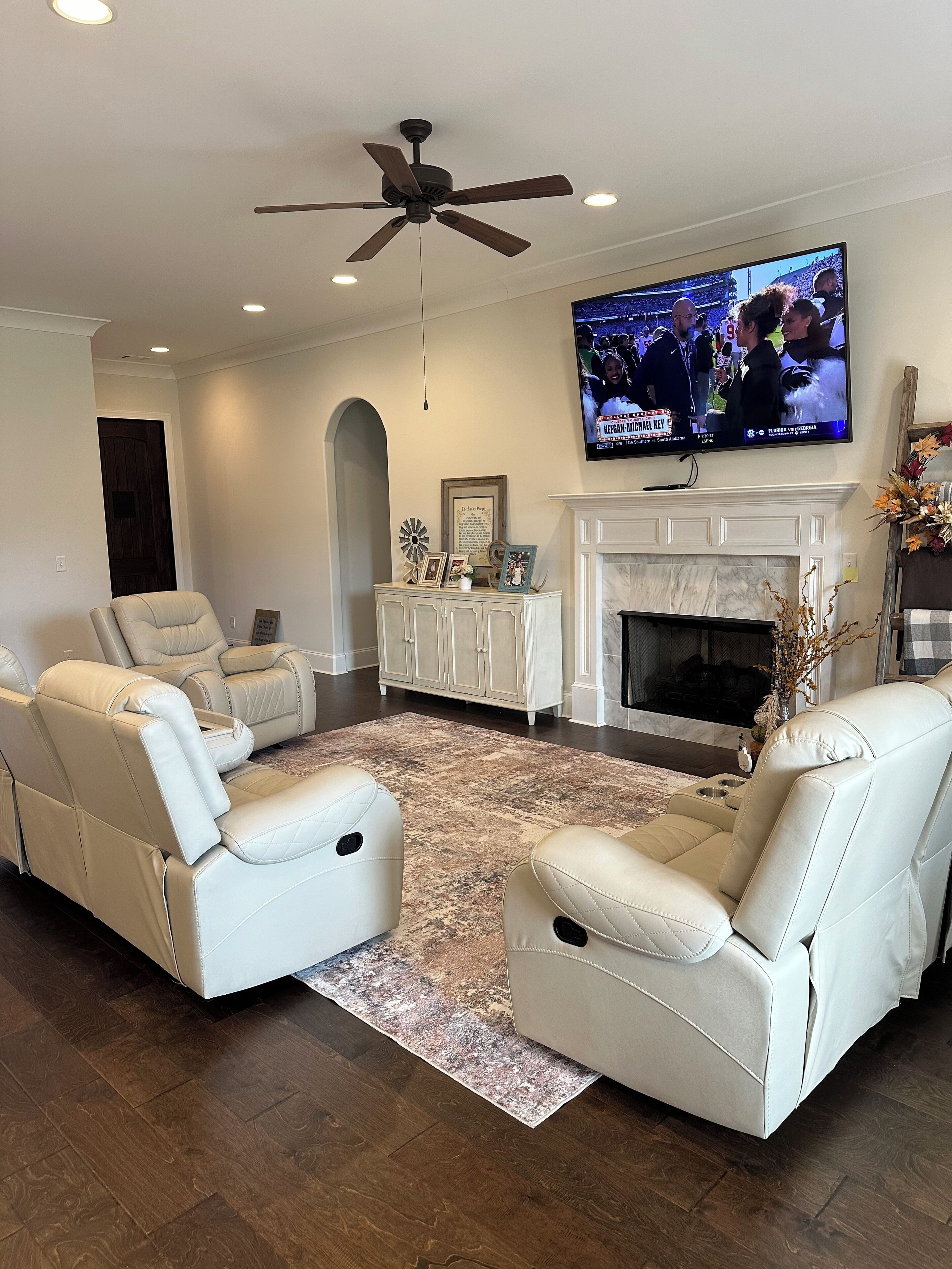Smart TV, chimenea, tenis de mesa y libros 