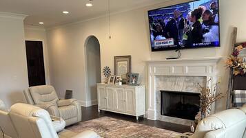 Smart TV, chimenea, tenis de mesa y libros