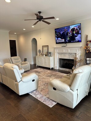 Una Smart TV, una chimenea, una mesa de tenis de mesa, libros