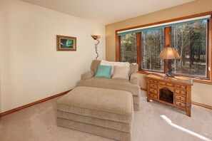 Smart-TV, peis, DVD-spiller og bøker