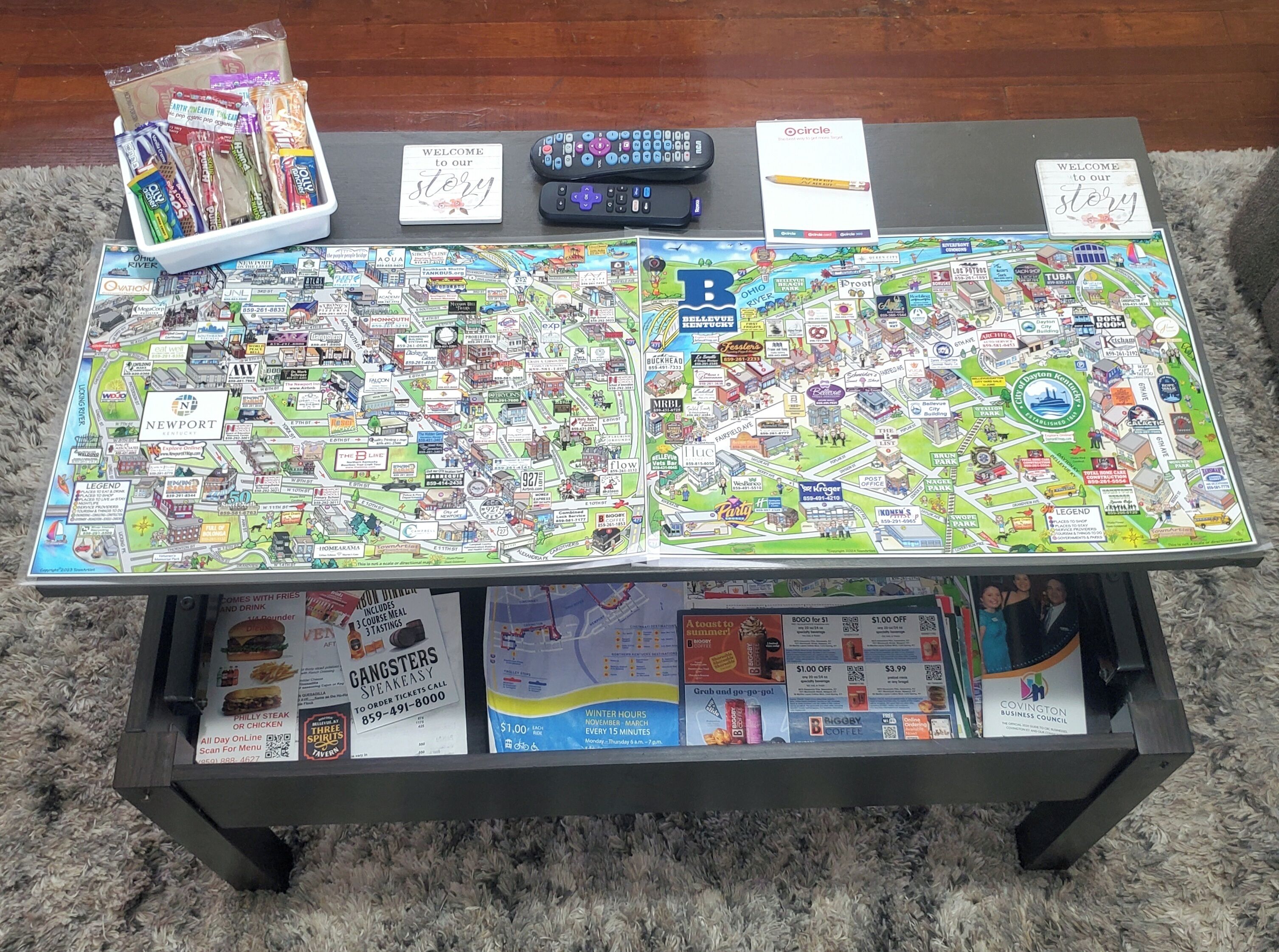 Un jeu de société doté d’un plateau de jeu détaillé, comprenant différentes zones et chemins clairement identifiés.