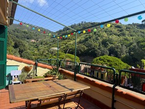 Outdoor dining - Isa's Garden (Monterosso al Mare)