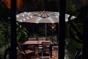 Outdoor dining - Isa's Garden (Monterosso al Mare)