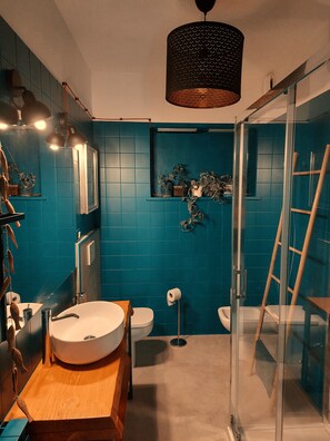 Ducha, secador de pelo, bidé y toallas