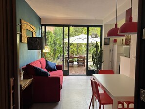 Smart TV, books - Isa's Garden (Monterosso al Mare)