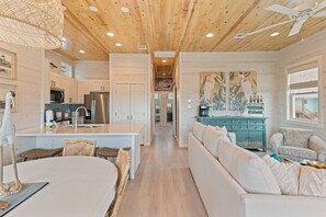 Téléviseur, table de baby-foot