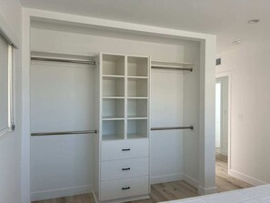 2 soverom, skrivebord, strykejern/-brett og reiseseng for barn