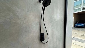 Un dispositivo fissato al muro, probabilmente una telecamera di sicurezza o un citofono, montato su un muro in cemento.