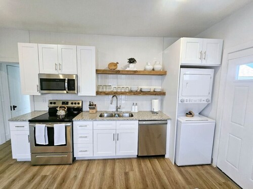 Luxury 2 Bedroom, Sleeps 6, Downtown W Adams - 404