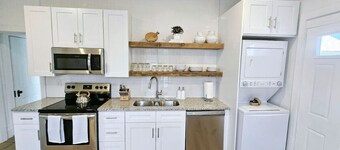 Luxury 2 Bedroom, Sleeps 6, Downtown W Adams - 404