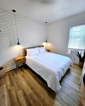 2 bedrooms, WiFi, bed sheets - Luxury 2 Bedroom, Sleeps 6, Downtown W Adams - 404 (Sandusky)