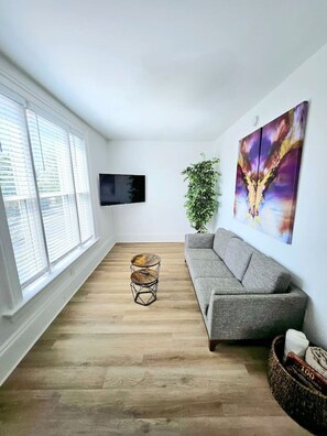 TV - Luxury 2 Bedroom, Sleeps 6, Downtown W Adams - 404 (Sandusky)