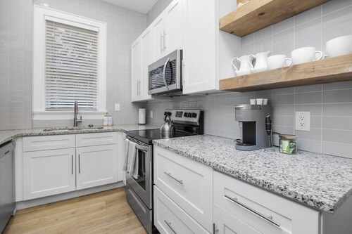 Luxury 1 Bedroom, Sleeps 4, Downtown W Adams - 408