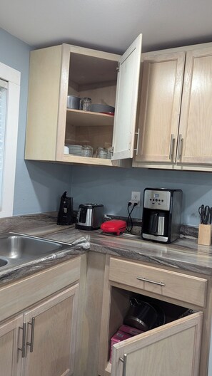 Réfrigérateur, four à micro-ondes, un four, surface de cuisson