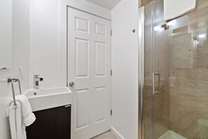 Shower, hair dryer, towels - RMR: Tensleep B4 Condo in Teton Village (Teton Village)