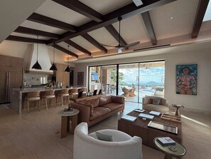 Smart-tv, eldstad, böcker och printers