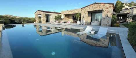Una piscina al aire libre, una piscina climatizada