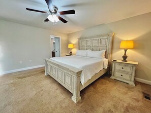 3 bedrooms, iron/ironing board, WiFi, bed sheets - King Luxe Retreat - Pets Welcome, Fenced Yard, (London)