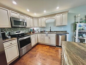 Private kitchen - King Luxe Retreat - Pets Welcome, Fenced Yard, (London)