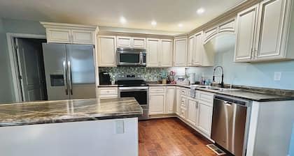 King Luxe Retreat - Pets Welcome, Fenced Yard,